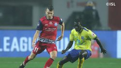 ISL: തോല്‍വി ചോദിച്ചുവാങ്ങി കേരള ബ്ലാസ്‌റ്റേഴ്‌സ് — പ്ലേ ഓഫ് സാധ്യത മങ്ങി