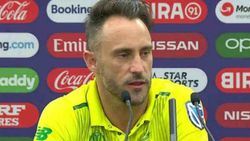 ഡികോക്കിനു കീഴില്‍ പരമ്പര കൈവിട്ടു... പിന്നാലെ ഡുപ്ലെസി പടിയിറങ്ങി, നായകസ്ഥാനമൊഴിഞ്ഞു