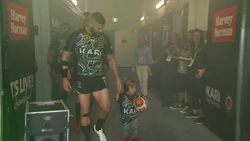 പരിഹസിച്ചവര്‍ കണ്‍തുറന്നു കാണു, റഗ്ബി സൂപ്പര്‍ താരങ്ങളെ കൈപിടിച്ച് നയിച്ച് ക്വാഡന്‍ — വീഡിയോ