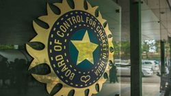 പോരാട്ടം ഒറ്റക്കെട്ടായി, ദുരിതാശ്വാസനിധിയിലേക്ക് കയ്യയച്ചു സഹായിച്ച് കായിക ലോകം