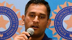 ആസ്തി 800 കോടി, സംഭാവന ചെയ്തത് വെറും ഒരു ലക്ഷം! ധോണിയെ പഞ്ഞിക്കിട്ട് ആരാധകര്‍