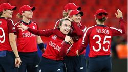 വനിതാ ടി20 ലോകകപ്പ്; വിന്‍ഡീസിനെ നാണംകെടുത്തി ഇംഗ്ലണ്ട് സെമിയില്‍
