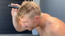 കൊവിഡ്-19: ഇത് അവര്‍ക്കുള്ള പിന്തുണ... തല മൊട്ടയടിച്ച് വാര്‍ണര്‍! കോലിയെ വെല്ലുവിളിച്ചു, വീഡിയോ