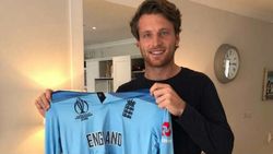 കൊവിഡ്-19: 'ജഴ്‌സിയൂരി' ബട്‌ലര്‍... ലോകകപ്പ് ജഴ്‌സി ലേലത്തിന്