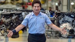 ജന്മദിനത്തില്‍ അമ്മ നല്‍കിയ വിലമതിക്കാനാവാത്ത സമ്മാനം; ചിത്രം പങ്കുവെച്ച് സച്ചിന്‍