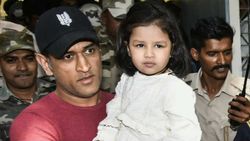 ഇവള്‍ തന്റെ ജോലി തട്ടിയെടുക്കുമോ? ധോണിയെ മേക്കപ്പ് ചെയ്ത് മകള്‍... വീഡിയോ വൈറല്‍