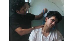 അച്ഛനായാല്‍ എല്ലാം ചെയ്യേണ്ടിവരും, സച്ചിന്റെ പുതിയ അവതാരം- ബാര്‍ബര്‍!! വീഡിയോ കാണാം