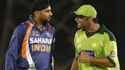 'ഗ്രൗണ്ടിലേക്ക് ബൈക്കില്‍ മാസ് എന്‍ഡ്രി', അക്തറുമായുള്ള ആദ്യ കൂടിക്കാഴ്ചയെക്കുറിച്ച് ഹര്‍ഭജന്‍