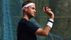 ക്രിക്കറ്റ് തിരിച്ചെത്തുന്നു, തുടക്കമിട്ട് ബ്രോഡും വോക്‌സും... പരിശീലനം പുനരാരംഭിച്ച ആദ്യ താരങ്ങള്‍