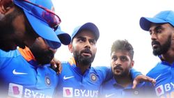 കോലി മികച്ച ക്യാപ്റ്റനല്ല!! എങ്ങനെ ധോണിയെപ്പോലെ കേമനാവാം? വഴി ഉപദേശിച്ച് കൈഫ്