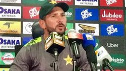 തകര്‍ന്നു വീണ വിമാനത്തില്‍ പാക് ക്രിക്കറ്ററും!! അനുശോചനപ്രവാഹം... താന്‍ മരിച്ചില്ലെന്നറിയിച്ച് താരം