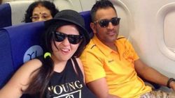 ധോണി എങ്ങനെ സാക്ഷിയെ കണ്ടുമുട്ടി? നമ്പര്‍ സംഘടിപ്പിച്ച് ആദ്യം മെസേജ് ചെയ്തത് ധോണി!