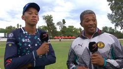 ഡിവില്ലിയേഴ്‌സിനെതിരേ പന്തെറിഞ്ഞ് താന്‍ഡോ എന്‍ഡിനി; കമന്ററി പറഞ്ഞ് അച്ഛന്‍ മഖായ എന്‍ഡിനിയും