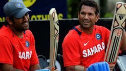 സച്ചിന് ശേഷം ഭാരമേറിയ ബാറ്റുപയോഗിച്ചത് ധോണി! മറ്റാരും ഇവരുടെ അടുത്ത് പോലുമെത്തില്ല