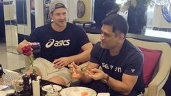 IPL 2020: എല്ലാം ക്ലിയര്‍, ടീമംഗങ്ങളെ നേരില്‍ കണ്ട് ധോണി- സിഎസ്‌കെ ഗ്രൗണ്ടിലേക്ക്