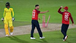 ലക്ഷ്യം 163, ഒന്നിന് 123 റണ്‍സില്‍ നിന്നും ഓസീസിന് പിഴച്ചു- ഇംഗ്ലണ്ടിനു ത്രസിപ്പിക്കുന്ന ജയം