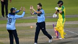 64 റണ്‍സിനിടെ എട്ടു വിക്കറ്റ്, ഓസ്‌ട്രേലിയ തോല്‍വിയിലേക്കു കൂപ്പുകുത്തി- ഇംഗ്ലണ്ടിനു നാടകീയ ജയം