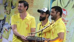 IPL 2020: പുസ്‌കാരനിറവില്‍ ചെന്നൈ താരങ്ങള്‍