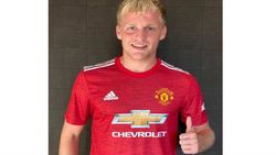 ഡച്ച് മിഡ്ഫീല്‍ഡര്‍ ഡോണി വാന്‍ ഡി ബീക്ക് മാഞ്ചസ്റ്റര്‍ യുനൈറ്റഡില്‍, അയാക്‌സിന്റെ മിന്നും താരം