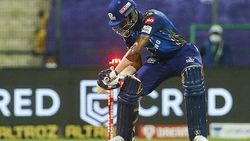 IPL 2020: ഹിറ്റ്‌വിക്കറ്റായി ഹര്‍ദിക് പാണ്ഡ്യ, ഇതാദ്യ സംഭവമല്ല; പട്ടികയില്‍ സൂപ്പര്‍ താരങ്ങളും