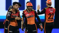 ഐപിഎല്‍: അഭിഷേക് ശര്‍മയുമായി കൂട്ടിയിടിച്ച് വീണ് റാഷിദ് ഖാന്‍, ഹൈദരാബാദിന് നഷ്ടം രണ്ട്!!