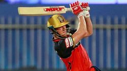 IPL 2020: അമ്പമ്പോ എബിഡി, സിക്‌സര്‍ പറന്നിറങ്ങിയത് ഓടിക്കൊണ്ടിരുന്ന കാറിന് മുന്നില്‍!