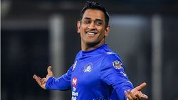 IPl 2020: ചരിത്ര റെക്കോഡിനരികെ ധോണി, മറികടക്കുക സുരേഷ് റെയ്‌നയെ