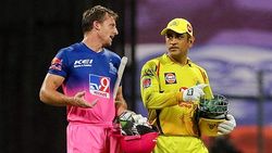 IPL 2020: സിഎസ്‌കെയെ തോല്‍പ്പിച്ച ജോസ് ബട്‌ലര്‍ക്ക് ധോണിയുടെ സര്‍പ്രൈസ് സമ്മാനം