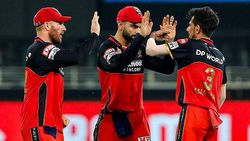 IPL 2020: ഒരുനിമിഷം മറന്നു, ഉമിനീര് പുരട്ടി കോലി പന്തുമിനുക്കി; പിന്നാലെ കുറ്റസമ്മതം