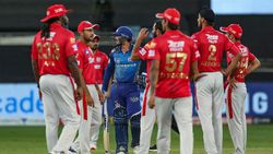 IPL 2020: സൂപ്പര്‍ ഓവറില്‍ കണ്‍ഫ്യൂഷന്‍, ഒരേ താരത്തിന് രണ്ട് തവണ കളിക്കാമോ? പൊള്ളാര്‍ഡിന് സാധിച്ചു!!