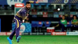 IPL 2020: തന്നെ ബൗള്‍ഡാക്കിയ വരുണിനോട് ധോണി പറഞ്ഞതെന്താവും? വൈറലായി വീഡിയോ