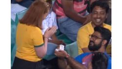 IND vs AUS: ഗാലറിയില്‍ പ്രൊപ്പോസല്‍- ഓസീസ് കാമുകിക്ക് ഇന്ത്യന്‍ കൂട്ട്, കൈയടിച്ച് മാക്‌സ്വെല്‍