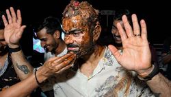 കോലിയെ കേക്കില്‍ 'മുക്കി'- അനുഷ്‌കയ്ക്കും ആര്‍സിബി ടീമംഗങ്ങള്‍ക്കുമൊപ്പം പിറന്നാള്‍ ആഘോഷം