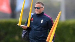 IND vs ENG: 'സ്റ്റംപിന് ആക്രമിക്കൂ'- ഇംഗ്ലണ്ട് പേസര്‍മാര്‍ക്ക് ഉപദേശവുമായി മുന്‍ ബൗളിങ് കോച്ച്