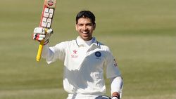 മാധ്യമങ്ങള്‍ക്ക് മുന്നില്‍ പൊട്ടിക്കരഞ്ഞ് ക്രിക്കറ്റില്‍ നിന്നും വിരമിക്കല്‍ പ്രഖ്യാപിച്ച് നമാന്‍ ഓജ