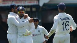 സാഹയില്‍ നിന്നും 'അടവുകള്‍' പഠിക്കുന്നു; റിഷഭ് പന്തിനെ പ്രശംസിച്ച് സുനില്‍ ഗവാസ്‌കര്‍