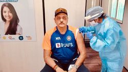 'ആരോഗ്യ പ്രവര്‍ത്തകര്‍ക്ക് നന്ദി'; ആദ്യ ഡോസ് കോവിഡ് വാക്‌സിന്‍ സ്വീകരിച്ച് രവി ശാസ്ത്രി