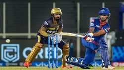 IPL 2021: ഇരിയെടാ അവിടെ; കളിക്കിടെ ധവാനെ 'മുട്ടില്‍ ഇരുത്തിപ്പിച്ച്' ദിനേശ് കാര്‍ത്തിക്