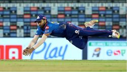 IPL 2021: പന്തെറിയവെ രോഹിതിന്റെ കാല്‍ക്കുഴക്ക് പരിക്ക്, ആശങ്കയോടെ മുംബൈ ഇന്ത്യന്‍സ്