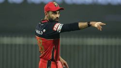 IPL 2021: വിക്കറ്റ് പോയി, കട്ടക്കലിപ്പില്‍ കസേര തട്ടിയിട്ട് കോലി, താക്കീത് നല്‍കി ബിസിസിഐ