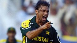 ക്രിക്കറ്റിലെ ഉസൈന്‍ ബോള്‍ട്ട്, സച്ചിന്‍, ദ്രാവിഡ് അടുത്തടുത്ത ബോളില്‍ ബൗള്‍ഡ്!- അക്തര്‍ ദി ഗ്രേറ്റ്