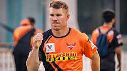 വാര്‍ണറെ ഹൈദരാബാദ് പുറത്താക്കിയപ്പോള്‍ സഹതാരങ്ങള്‍ പ്രതികരിച്ചതെങ്ങനെ? ശ്രീവത്സ് ഗോസ്വാമി പറയുന്നു