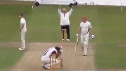 സിക്‌സറടിച്ച് സ്വന്തം കാറിന്റെ മുന്‍ചില്ല് തകര്‍ത്തു! തലയില്‍ കൈവച്ച് ബാറ്റ്‌സ്മാന്‍- വീഡിയോ വൈറല്‍