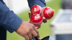 എന്താണ് ഡ്യൂക്‌സ് ബോള്‍? ചില്ലറക്കാരനല്ല! ഇംഗ്ലണ്ടില്‍ ഇന്ത്യ ശരിക്കും ഭയക്കണം