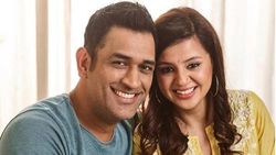 വിവാഹ വാര്‍ഷികത്തില്‍ സാക്ഷിക്ക് ധോണിയുടെ സര്‍പ്രൈസ് സമ്മാനം, ചിത്രങ്ങള്‍ ഏറ്റെടുത്ത് ആരാധകര്‍