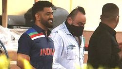 പരസ്യ ചിത്രത്തില്‍ മാസ് ലുക്കില്‍ ധോണി, ഇപ്പോഴും മധുര പതിനേഴെന്ന് ആരാധകര്‍, ചിത്രങ്ങള്‍ വൈറല്‍