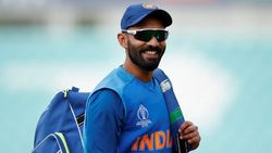 IND vs ENG: റിഷഭും സാഹയും ഐസൊലേഷനില്‍, വിക്കറ്റ് കീപ്പറാവാന്‍ കാര്‍ത്തിക്, സൂചന നല്‍കി ട്വീറ്റ്