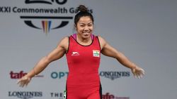 സ്ഥാനക്കയറ്റം, 2 കോടി രൂപ പാരിതോഷികം; മിരാബായ് ചാനുവിന് 'കയ്യടിച്ച്' റെയില്‍വേ