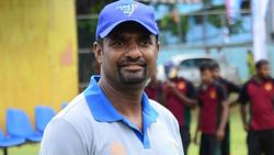 'ഇത് അച്ഛന്റെ മോന്‍ തന്നെ', മുരളീധരന്റെ ബൗളിങ് ആക്ഷനില്‍ വിസ്മയിപ്പിച്ച് മകന്‍, വീഡിയോ വൈറല്‍