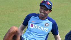 IND vs SL: 'കൂനിന്‍മേല്‍ കുരു' ഇന്ത്യക്ക് അടുത്ത തിരിച്ചടി, സ്റ്റാര്‍ പേസര്‍ മൂന്നാം ടി20 കളിച്ചേക്കില്ല